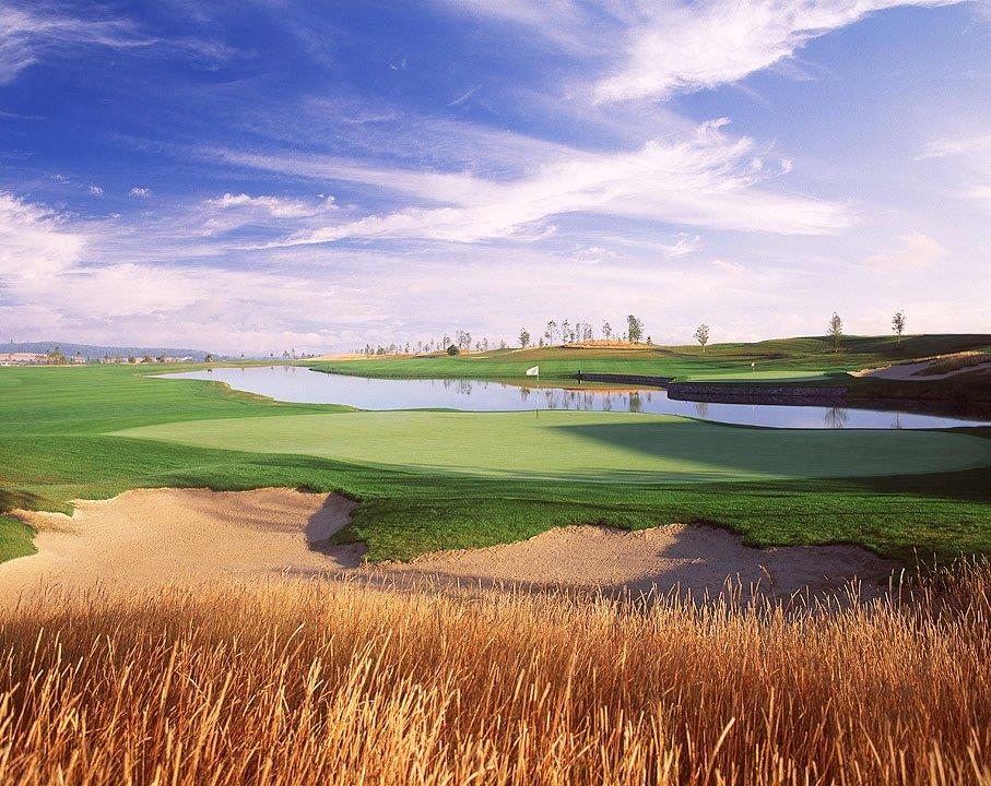 Fairway mit Teich in der Sonne auf dem Heritage Golfplatz in der Nähe von Dublin, Irland