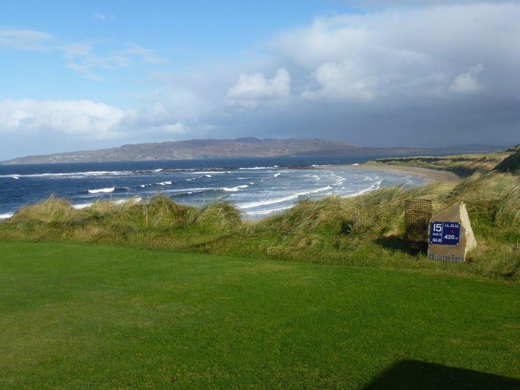 Golfgrün mit Strand und Meeresblick auf dem  Narin und Portnoo Golfplatz in Irland