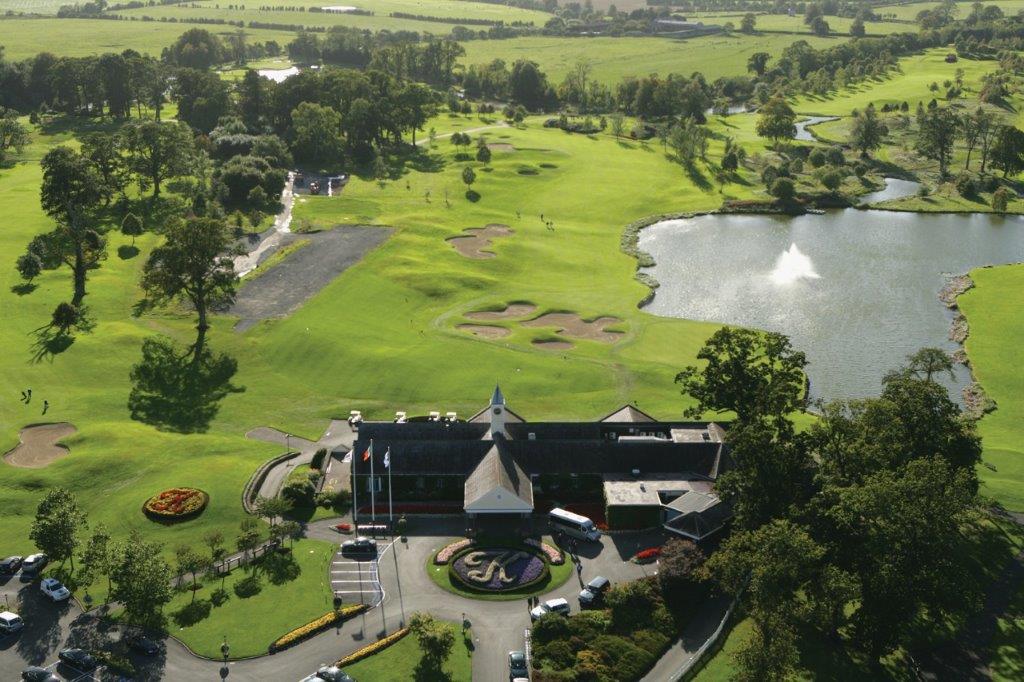Golfkurs K Club Palmer mit Club Haus und Teich in der Nähe von Dublin, Irland
