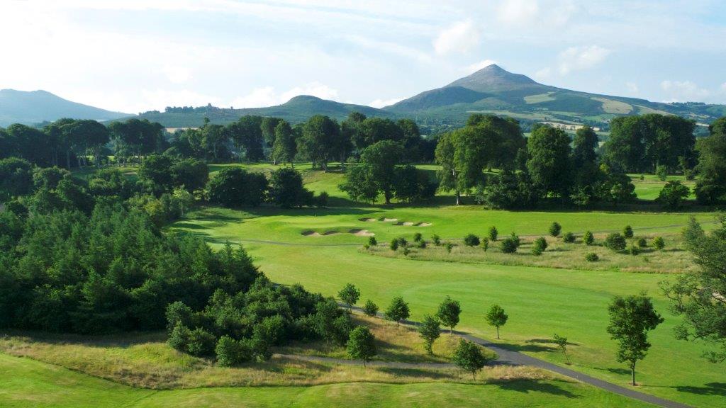 Fairway mit Blick auf die Berge  auf dem Powercourt East Golfplatz in der Nähe von Dublin, Irland