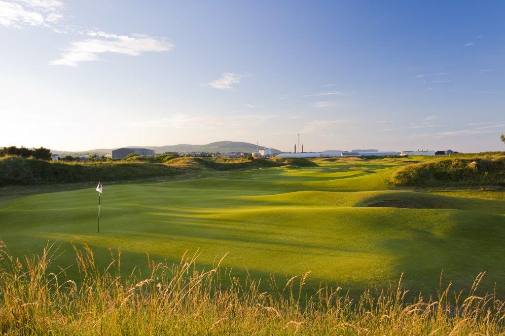 Fairway mit Meeresblick auf dem Arklow Golfplatz in der Nähe von Dublin, Irland