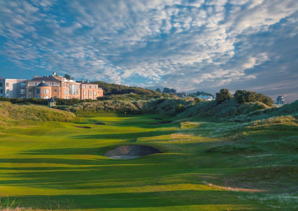 Fairway mit Club Haus auf dem Portmarnock Links Golfplatz in der Nähe von Dublin, Irland