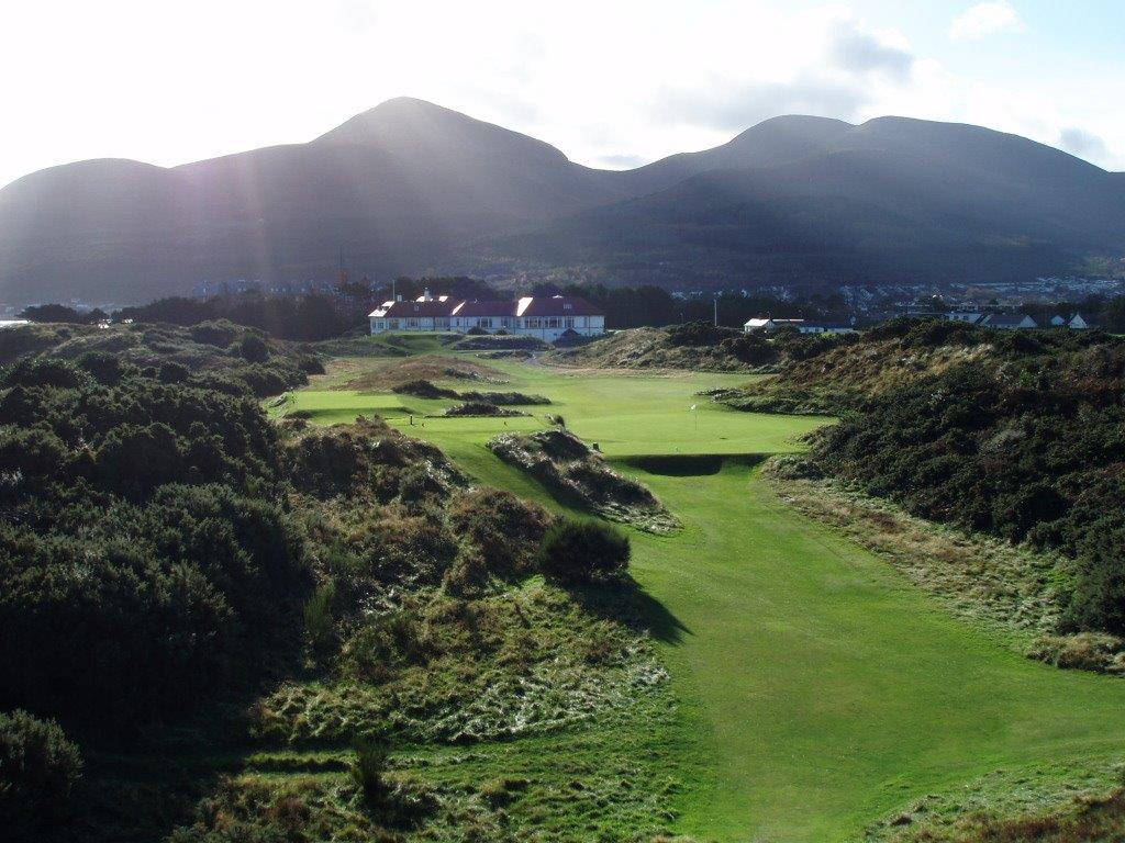  Fairway mit Club Haus und Blick auf die Berge auf dem Royal County Down Championship Golfplatz in Nordirland