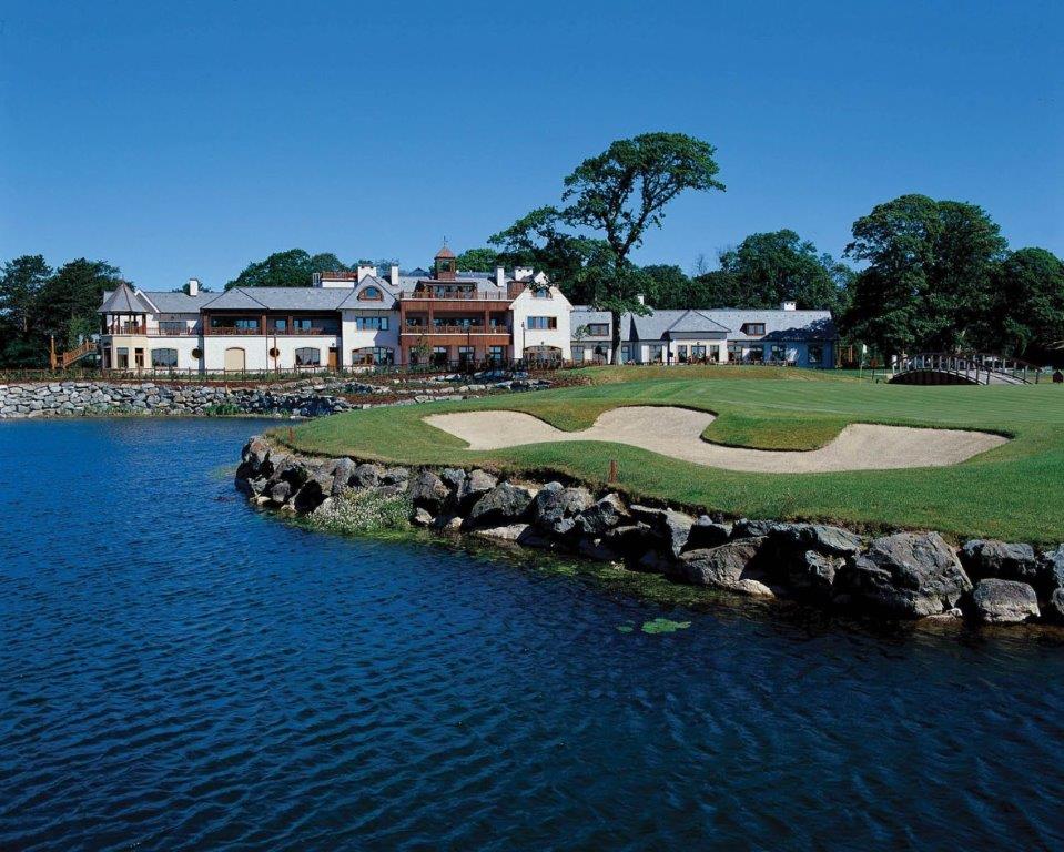 Club Haus mit Golfgrün und Teich auf dem K Club Smurfit Goflplatz in Dublin, Irland