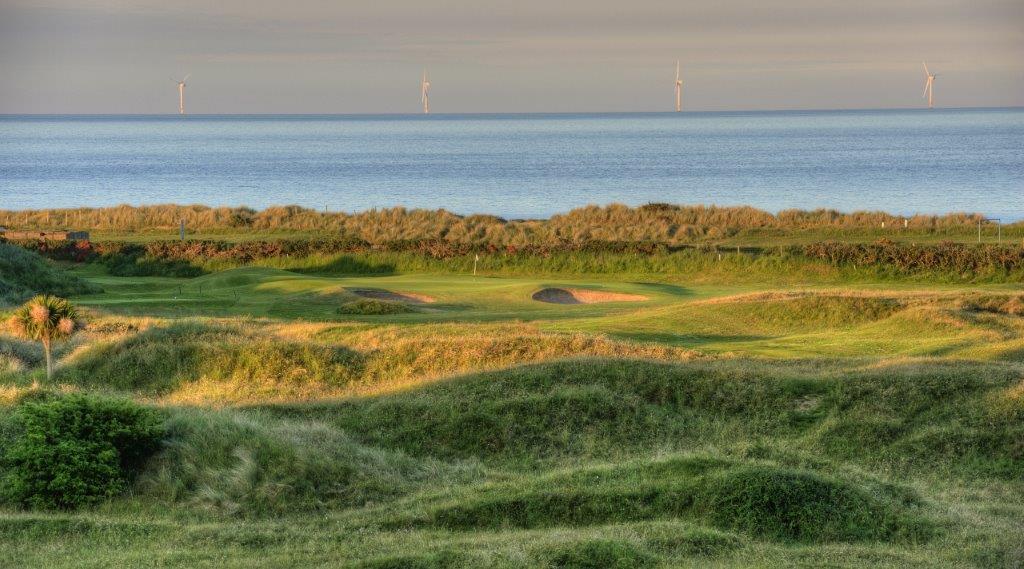 Fairway mit Meeresblick auf dem Arklow Golfplatz in der Nähe von Dublin, Irland