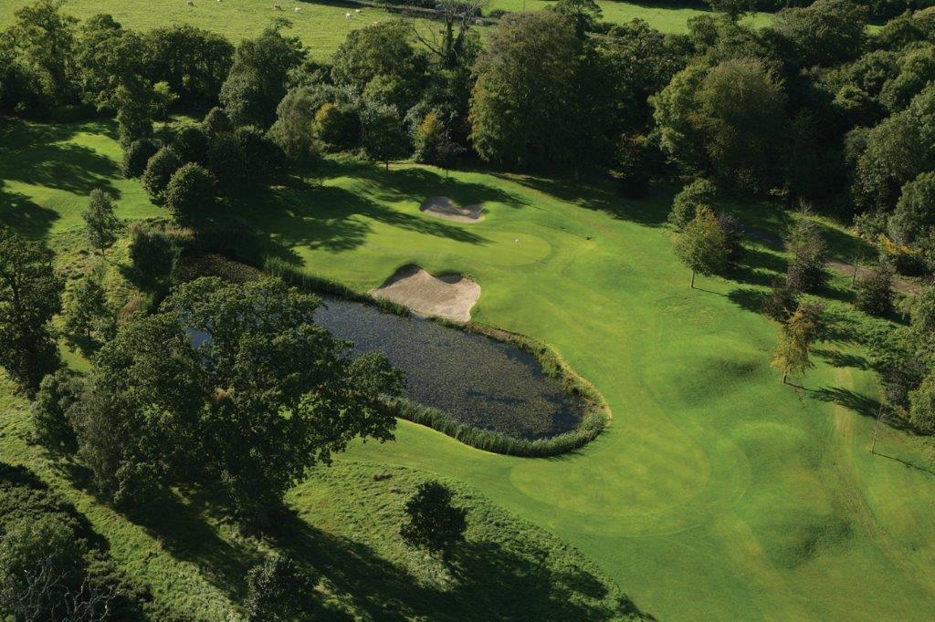 Golfgrün mit Teich auf dem K Club Palmer Golfplatz in Dublin, Irland