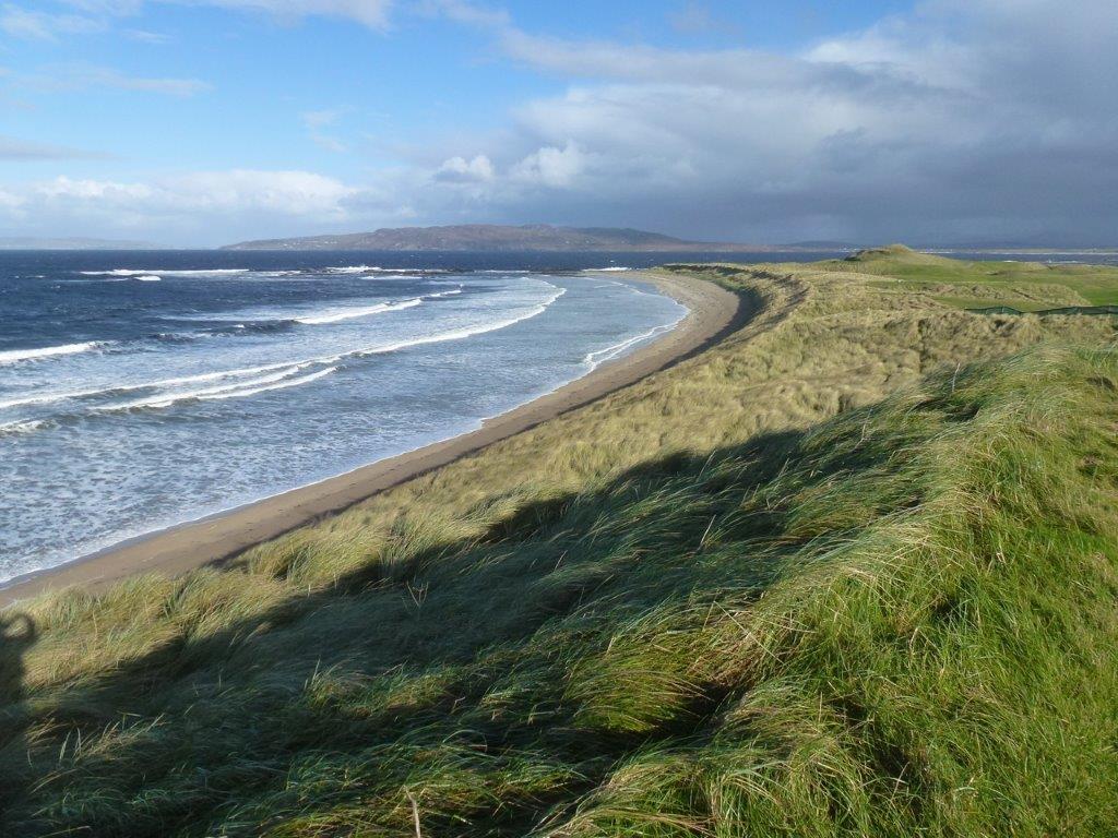 Dünen,Stand und Meeresblick Golfgrün auf dem  Narin und Portnoo Golfplatz in Irland