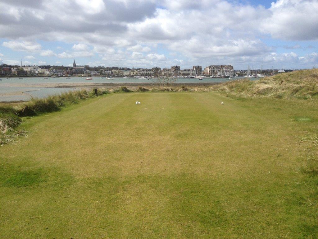 Golfgrün mit Ausblick auf die Stadt auf dem Island Golfplatz in Dublin, Irland