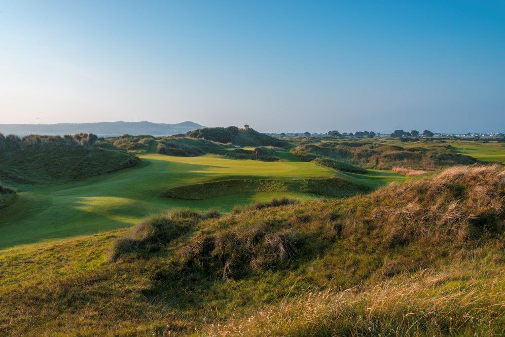  Golfgrün im Sonnenuntergang auf dem Portmanock Links Golfplatz in der Nähe von Dublin, Irland