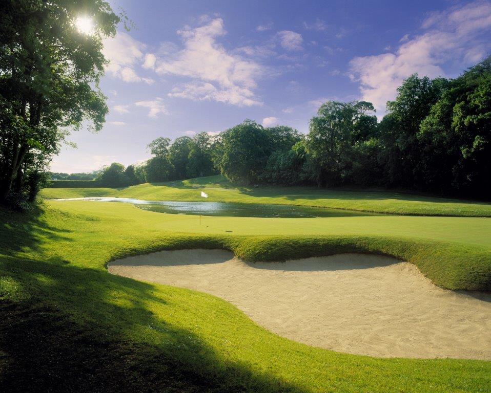 Golfgrün mit Bunker und Teich auf dem Mount Juliet Golfplatz in der Nähe von Dublin, Irland