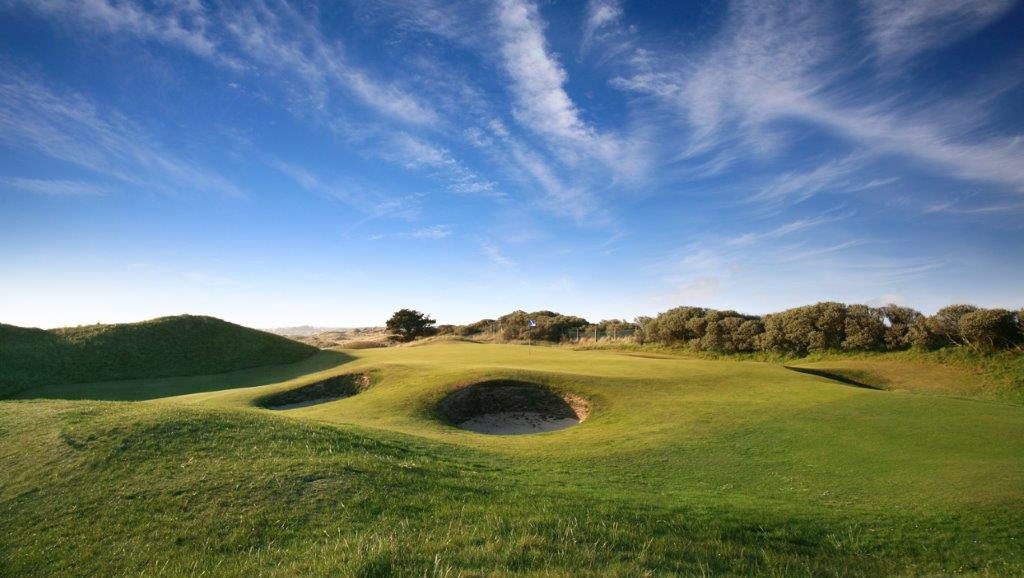 Golfgrün mit Bunker auf dem Portmarnock Golfplatz in der Nähe von Dublin, Irland