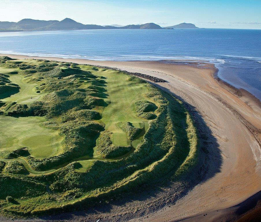 Fairway mit Strand und Meeresblick auf dem Waterville Golfplatz in Irland