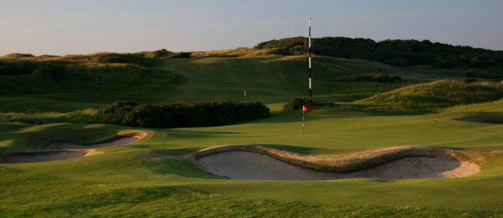 Golfgrün mit Bunker auf dem Royal Portrush Dunluce Golfplatz in Nordirland