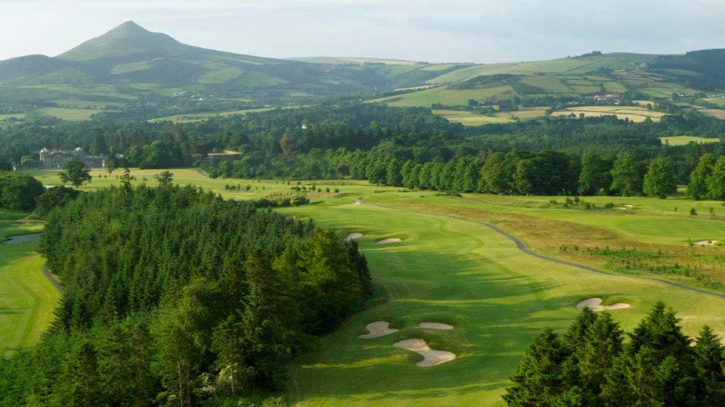 Fairway mit Blick auf die Berge  auf dem Powercourt East Golfplatz in der Nähe von Dublin, Irland
