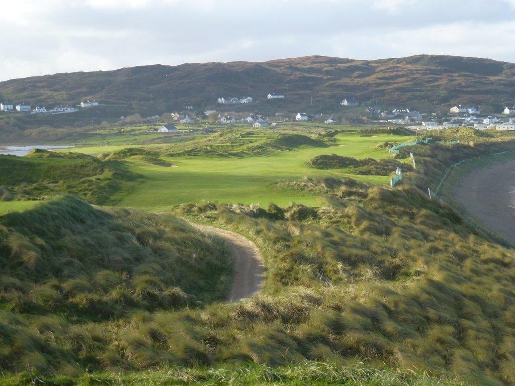 Fairway mit Blick auf die Berge auf dem  Narin und Portnoo Golfplatz in Irland