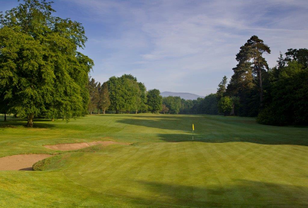 Fairway mit Blick auf die Berge auf dem Belvoir Golfplatz in der Nähe von Belfast, Nordirland