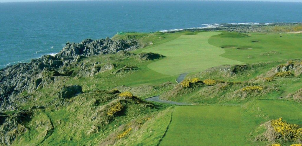 Fairway mit Meeresblick auf dem Ardglass Golfplatz in der Nähe von Belfast, Nordirland