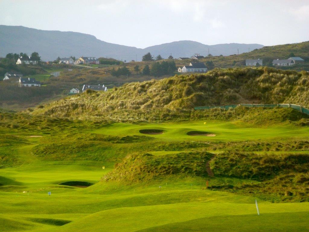 Golfgrün auf dem Narin und Portnoo Golfplatz in Irland