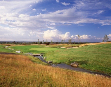 Golfgrün mit Fluss  in der Sonne auf dem Heritage Golfplatz in der Nähe von Dublin, Irland