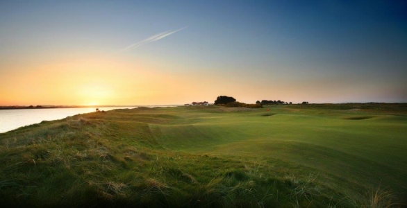 Fairway im Sonnenuntergang auf dem Portmarnock Golfplatz in der Nähe von Dublin, Irland