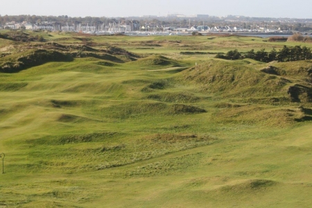 Fairway mit Blick auf den Hafen auf dem Island Golfplatz in Dublin, Irland