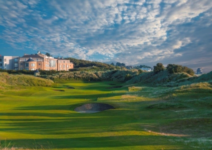 Fairway mit Club Haus auf dem Portmarnock Links Golfplatz in der Nähe von Dublin, Irland