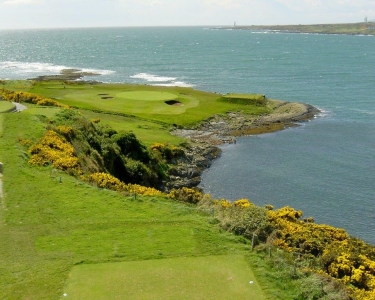 Golfgrün mit Meeresblick auf dem Ardglass Golfplatz in der Nähe von Belfast, Nordirland