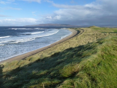 Dünen,Stand und Meeresblick Golfgrün auf dem  Narin und Portnoo Golfplatz in Irland