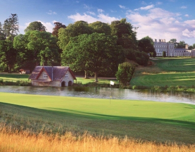 Golfgrün mit Teich und Club Haus auf dem Montgomerie Golfplatz in der Nähe von Dublin, Irland