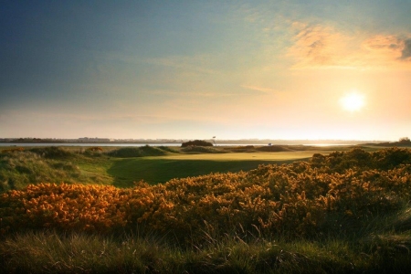 Fairway im Sonnenuntergang auf dem Portmarnock Golfplatz in der Nähe von Dublin, Irland