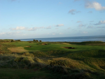 Fairway mit Meeresblick auf dem European Club Golfplatz in der Nähe von Dublin, Irland