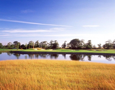 Golfgrün mit Teich in der Sonne auf dem Heritage Golfplatz in der Nähe von Dublin, Irland