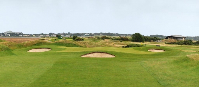 Golfgrün mit Bunker auf dem St.Annes Golfplatz auf der North Bull Insel, in der Nähe von Dublin, Irland
