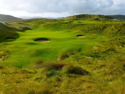 Golfgrün mit Bunker auf dem  Narin und Portnoo Golfplatz in Irland