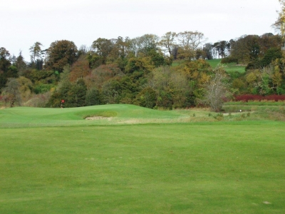 Golfgrün mit Bunker auf dem Montgomerie Golfplatz in der Nähe von Dublin, Irland