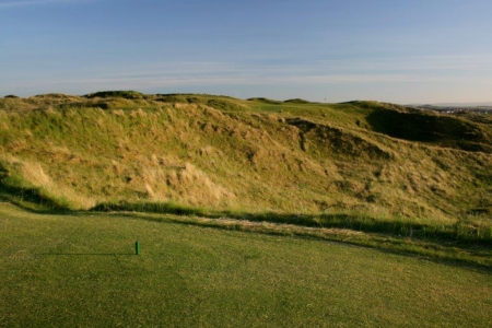 Golfgrün mit Dünen auf dem Royal Portrush Dunluce Golfplatz in Nordirland