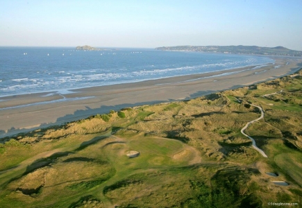 Fairway mit Strand und Meeresblick auf dem Portmanock Links Golfplatz in der Nähe von Dublin, Irland