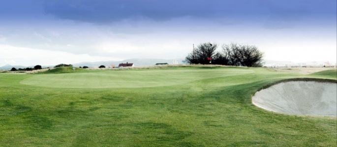Golfgrün mit Bunker auf dem Royal Dublin Golfplatz in Dublin, Irland