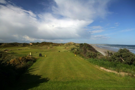  Fairway mit Meeresblick auf dem Royal County Down Championship Golfplatz in Nordirland