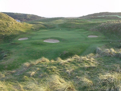 Golfgrün mit Dünen auf dem Narin und Portnoo Golfplatz in Irland