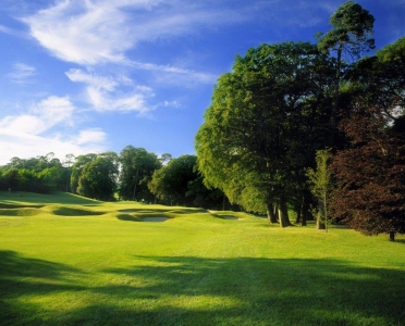 Golfgrün mit Bunker in der Sonne auf dem Mount Juliet Golfplatz in der Nähe von Dublin, Irland