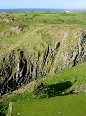 Golfgrün mit Meeresblick auf dem Ardglass Golfplatz in der Nähe von Belfast, Nordirland