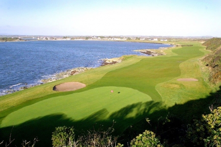 Fairway mit Meeresblick und Meeresblick auf dem Ardglass Golfplatz in der Nähe von Belfast, Nordirland