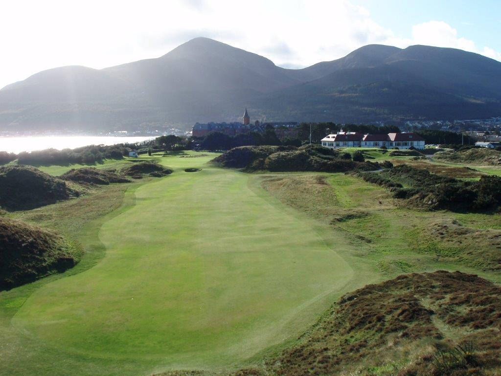  Fairway mit Blick auf die Berge und Meeresblick auf dem Royal County Down Championship Golfplatz in Nordirland