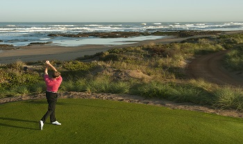 Golfeur au départ sur le parcours de Mazagan