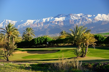 Large green et bunker du trou numero 14 sur le parcours d'Assoufid à Marrakech au Maroc